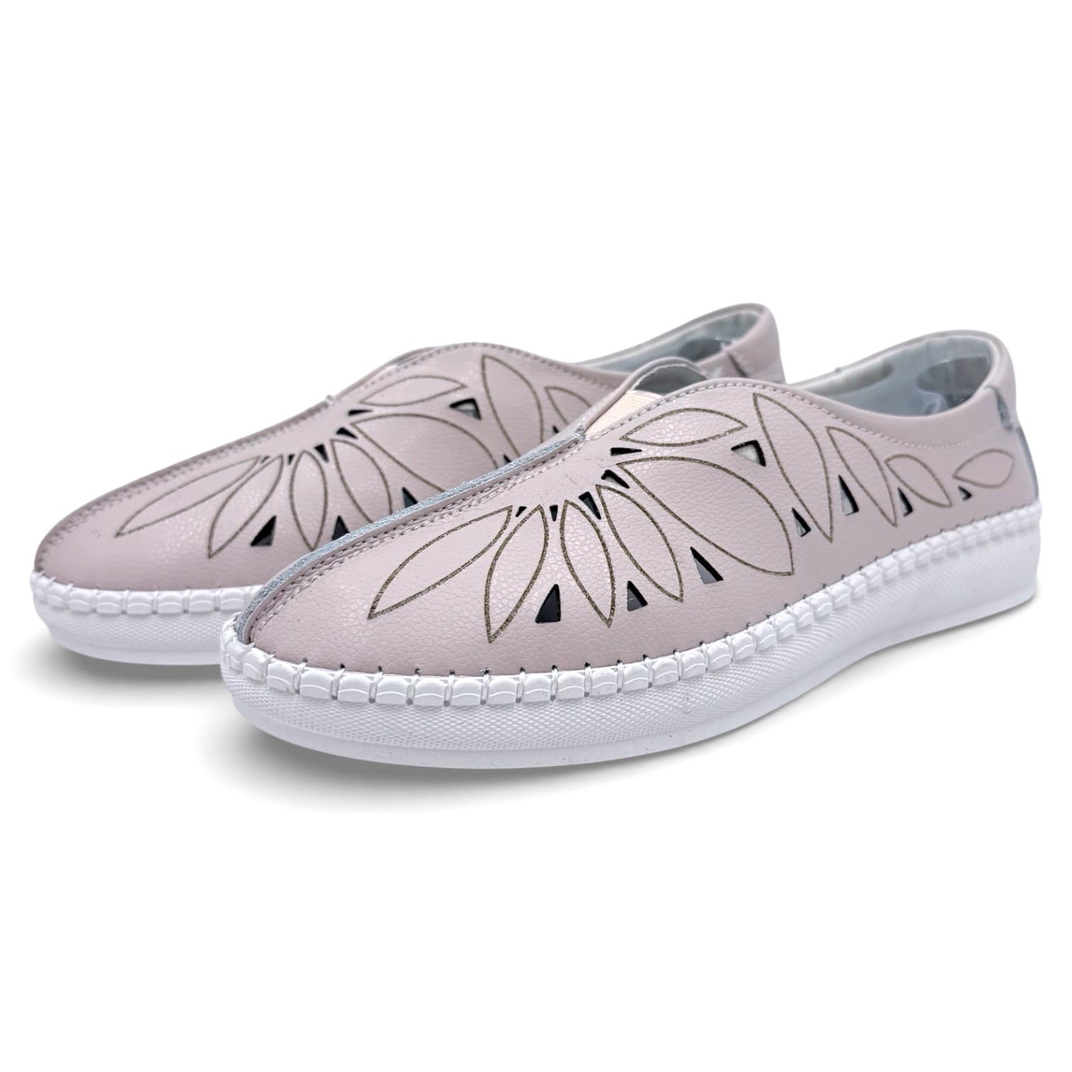 Pudrowe, ażurowe półbuty – slip-on