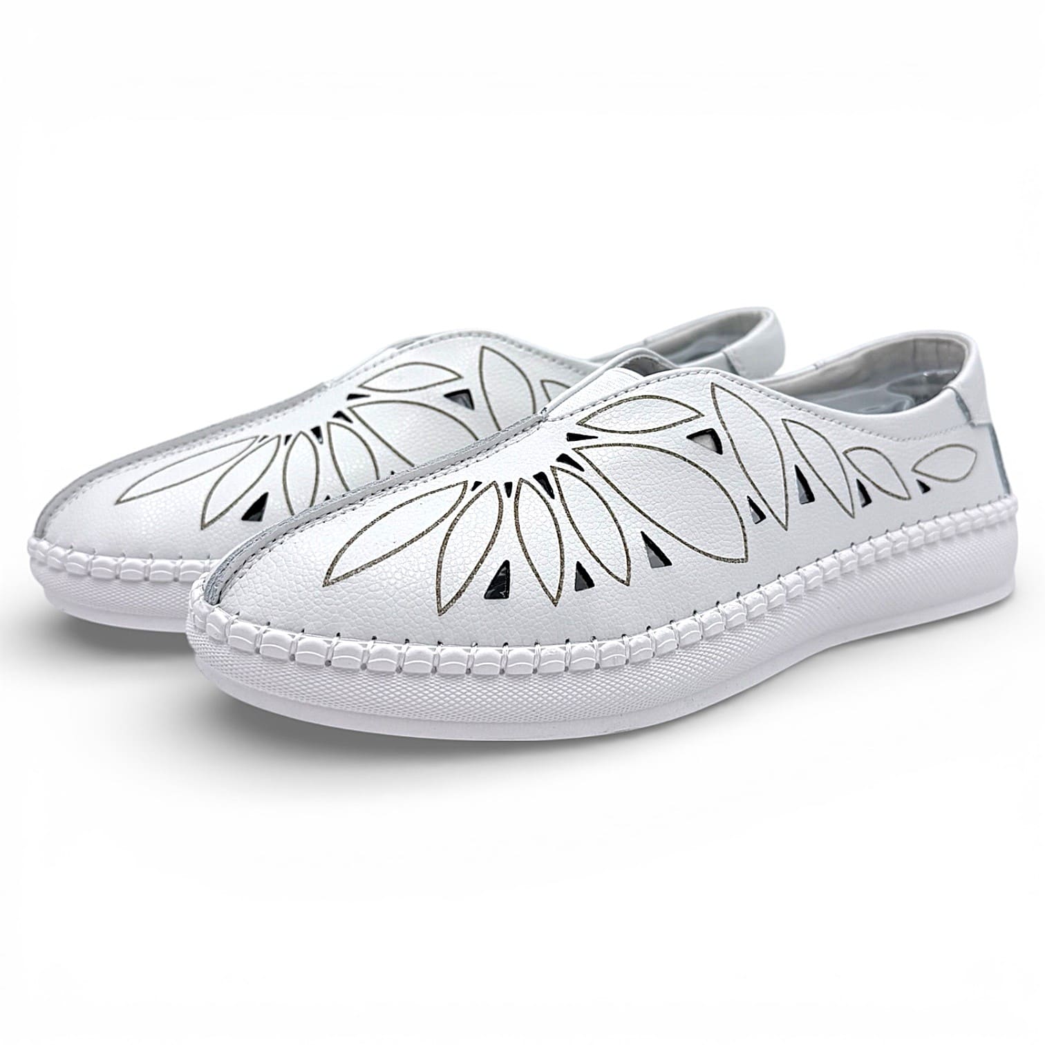 Białe, ażurowe półbuty – slip-on